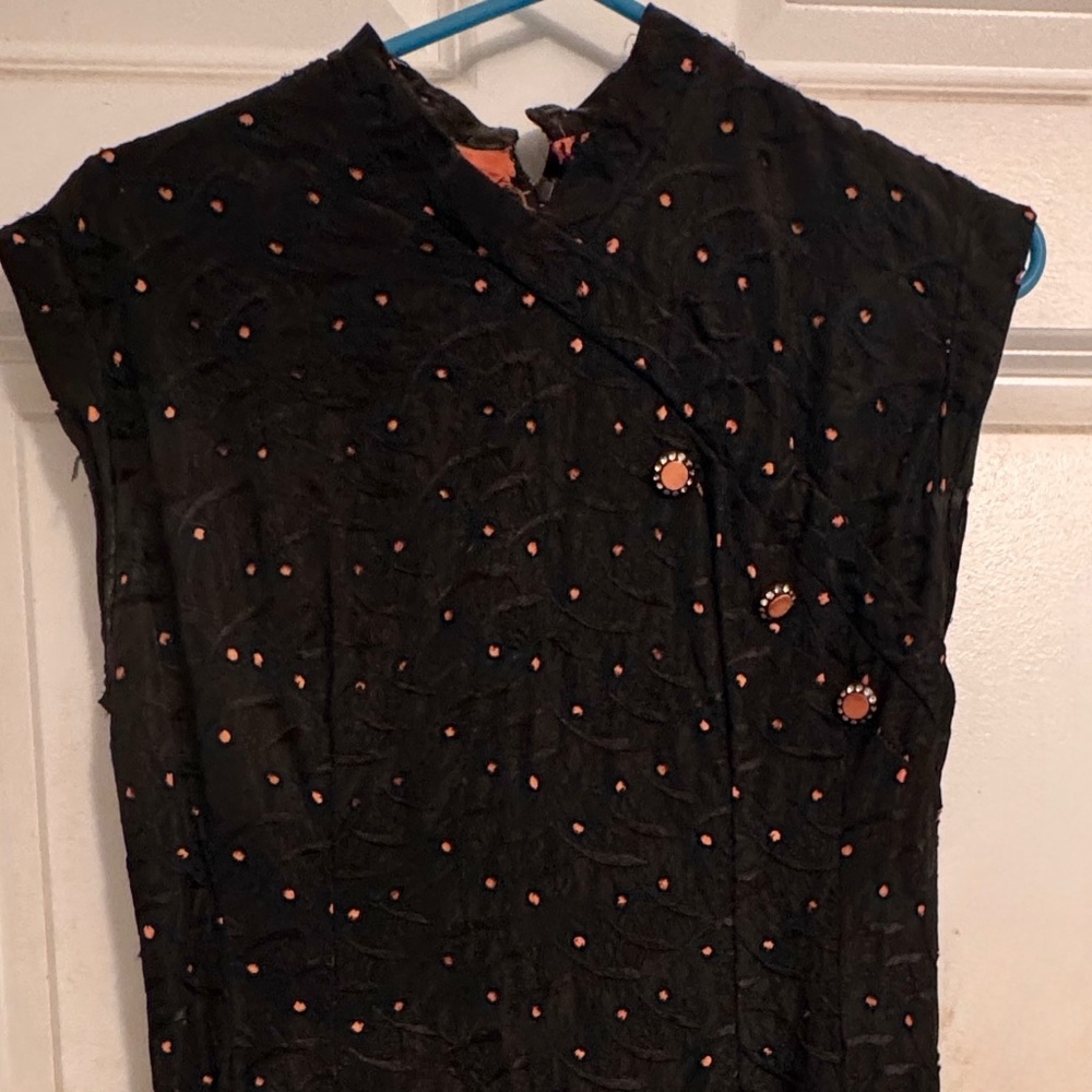 Asian/Chinese style vintage dress with orange details and cool buttons. Size S/M